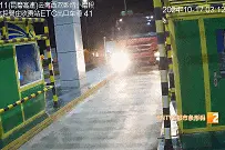 为逃避9000多元通行费，两辆货车深夜强行冲卡图片