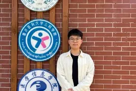 30分钟跪地按压+两次AED除颤，重庆医学生旅行途中救人一命图片