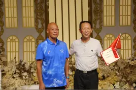 身边的感动|69岁退役老兵勇夺板斧挽救“两个家庭”图片