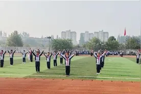 庐江白湖中学小学部举行校园广播体操比赛，展现学生精神风貌图片