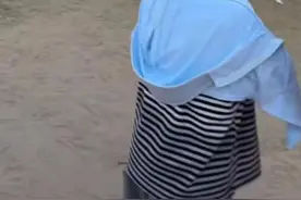 敦煌月牙泉骆驼失控致游客摔倒在地，景区：骆驼受到惊吓所致，游客无大碍图片