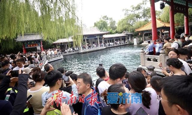 国庆首日趵突泉游人如织 泉水游成假日首选