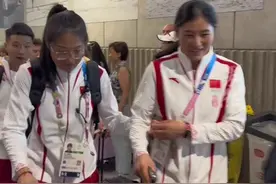 凯旋而归！中国跳水队抵达戴高乐机场准备回国，全红婵跟粉丝们打招呼图片