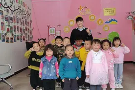 放下三尺钢枪走上三尺讲台！荆楚“兵教师”托起明天的太阳图片
