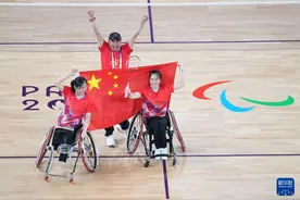 巴黎残奥会｜羽毛球——女子双打WH1-WH2级决赛：刘禹彤/尹梦璐夺冠图片