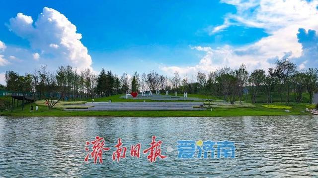 彩虹湖畔，蓝天白云绘就诗意生态画卷