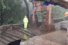 泰山遭暴雨袭击紧急闭园图片