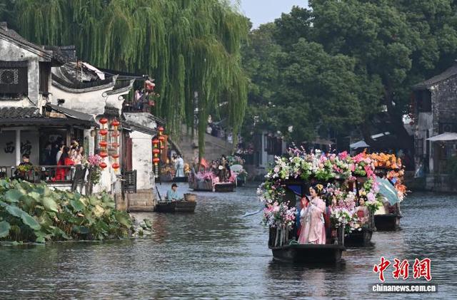 浙江西塘古镇上演水上汉服巡游