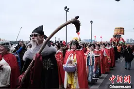 广西柳州“龙王”巡游闹元宵 沿街民众围观祈福图片