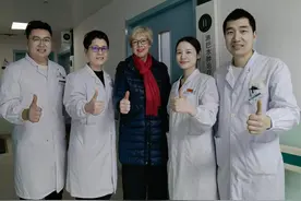 德国女子小腿肿成“大象腿”，四年两次在武汉求医成功消肿图片