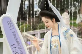 “白娘子”赵雅芝空降西湖，体验“褪红抑黑”科技魔法图片