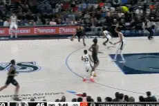 太帅了！欧文极限拼抢地板球 反击大变向潇洒单手挑篮丝滑打进图片