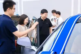 都市车界|余承东为问界新M5车主交付新车，掌门人交车已成风潮图片