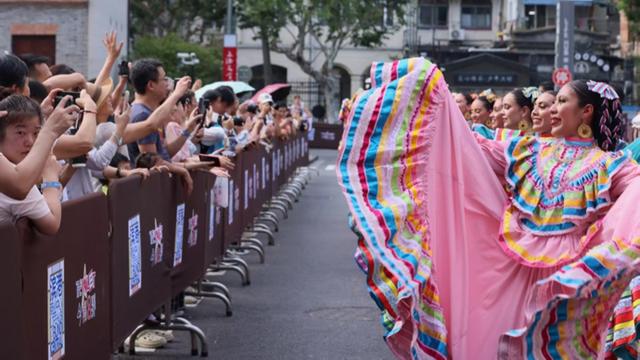 上海旅游节表演方阵舞进这个商圈，“消费积分量明显提升”