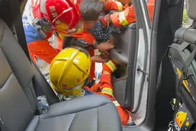 急！4岁儿童手卡车门内，怎么办？图片