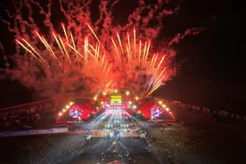 红原雅克音乐季启幕 草原之夜星光璀璨图片