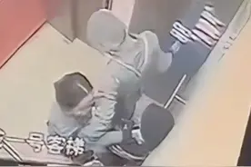 传单被撕，女服务员怒掐11岁男孩脖子3次！警察介入图片