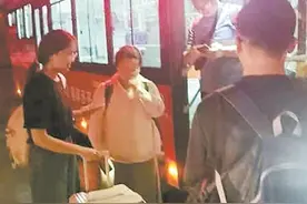 暴雨致动车晚点 公交午夜守候 接送乘客回家图片