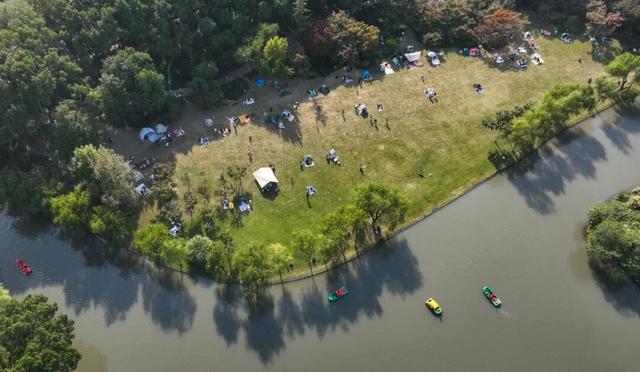 金秋时节，市民在方塔园度过惬意时光