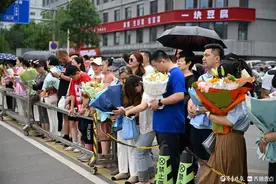 中考最后一场，家长鲜花礼物迎接考生出场图片