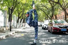 青春美丽的展示，山东师大新生军训间隙展示舞蹈特长图片