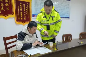 高速交警金辉有个百宝袋，从警27年用责任心坚守岗位图片