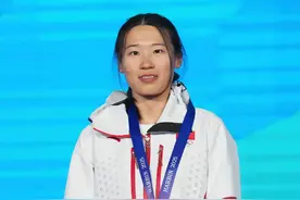 山东姑娘于婧萱登上领奖台：到达山顶后，会看到更漂亮的风景图片
