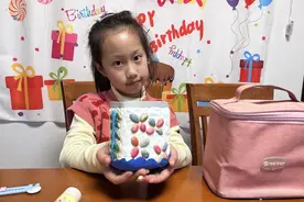 绿色循环 变废为宝 | 用喝完的饮料瓶做个“开心”笔筒吧！图片