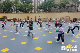 西山区第二幼儿园：萌童花样拍球展风采图片