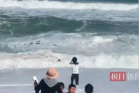 “白衣小哥海浪中救下母女”最新进展：当地正为其申报见义勇为图片