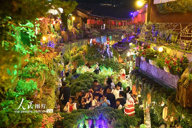 云南丽江：古城游人如织