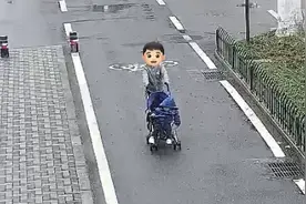 “小孩哥”因想念父母推婴儿车上街找爸爸，民警火速找回图片