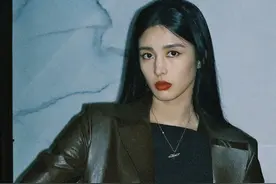 😮气质尽显？赵丽娜晒多张写真！一身黑夹克+露肚装图片