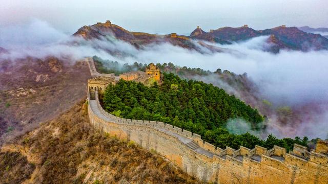 金山岭：地尽中原山，天挂秦时月