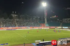 江苏省城市足球联赛“燃爆”五台山 南京市足球队首战奉献精彩图片