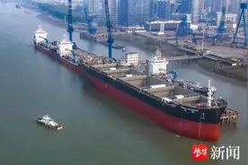 南京海事局护航本埠最大新造海轮破浪启航图片