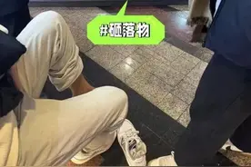 上海突发！商场巨大指示牌突然坠落砸伤行人！事发地人流量很大……有网友表示“经常路过这里”图片