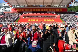 云南怒江傈僳族自治州成立70周年 展“一步千年”历史画卷图片