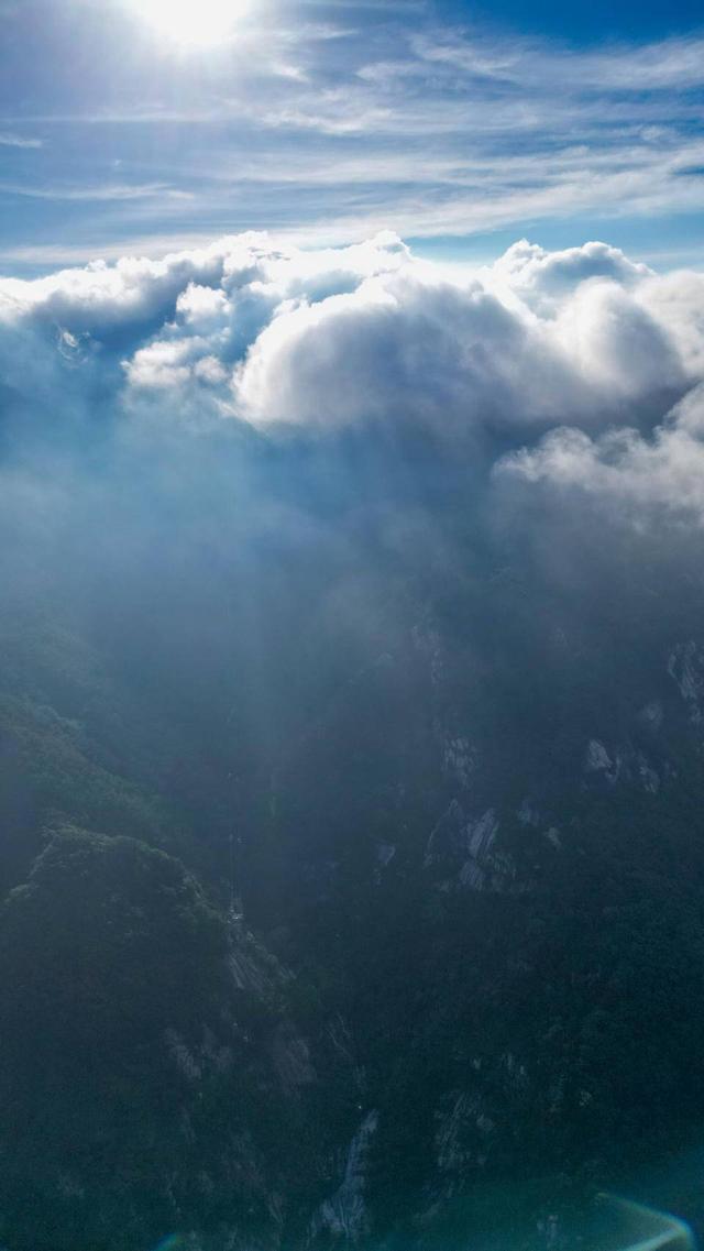 泰山绝景：云海翻腾，光柱倾泻！这一刻，我信了人间有仙境！