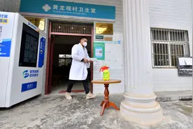 村卫生室纳入医保定点，还需做好哪些事 | 新京报快评图片