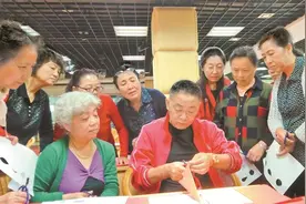 七旬老人免费教剪纸12年从未间断 “公益培训一做就上瘾了”图片