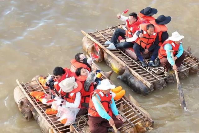 从亲子客群爆满到文化IP出圈，沙坡头凭什么成为国庆旅游“黑马”？