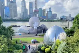 与东方明珠、“陆家嘴三件套”同框后图片