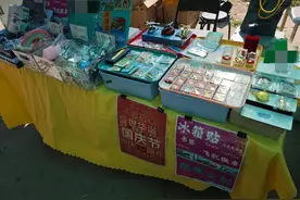 “一开摊就卖疯了！”创意市集助推假日经济升温图片