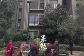 重庆一小区瓷砖从天而降砸伤男孩，小区多居民认为瓷砖系人为抛下。物业维修工人：瓷砖砸落到铁凳后反弹到了男孩身上。目前派出所已介入调查图片
