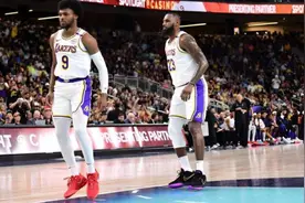 NBA首次父子同台终上演，詹姆斯与布朗尼季前赛合砍19分图片