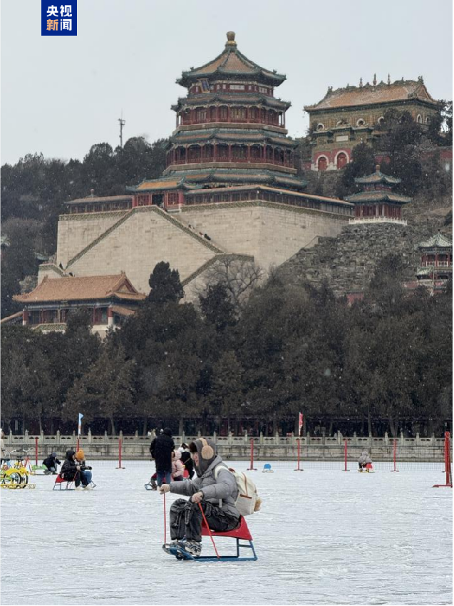 北京市区最大天然户外冰场 颐和园昆明湖冰场今日开放