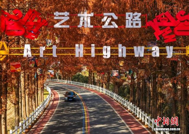 安徽休宁：冬韵铺展“艺术公路” 人车穿行入画来