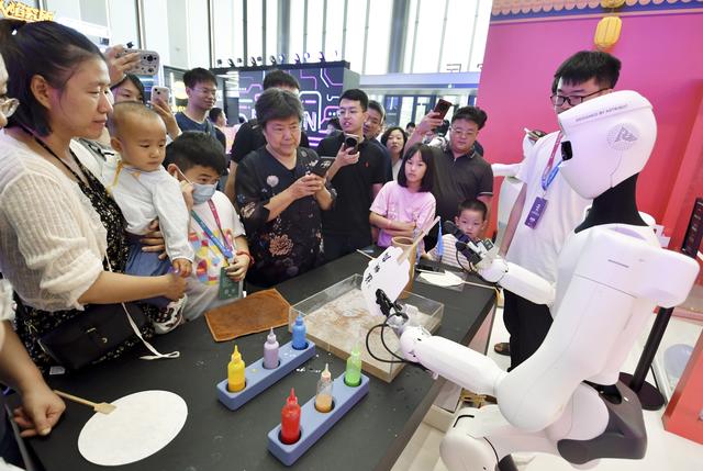新华全媒+｜2025世界机器人大会在北京开幕