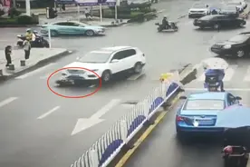 暖心一幕！娄底一老人被卷入车底，警民迅速涌上仅30秒抬车救出图片